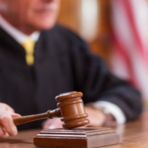 无律师陪同的加州小额法庭